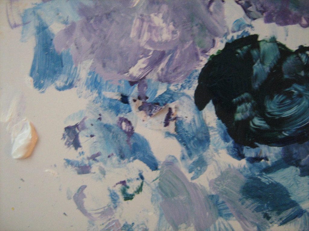 במחשבים, אם הפלט דפוק, לא צועקים על המסך – הולכים לקוד המקור. בחיים, ה"קוד" שלך הוא החשיבה שלך, והמקלדת היא העט (או המקלדת). הכתיבה היא ה"דלת האחורית" לתת-המודע. כשאתה כותב, אתה מבצע רפלקציה. כשאתה מבצע רפלקציה, אתה מתכנת מחדש את הפרדיגמות שלך. שילוב של ברזלים (כושר) ומילים (כתיבה) הוא נשק יום הדין לחוסן מנטלי. בחדר הכושר אתה לומד להתמיד כשכואב; בכתיבה אתה לומד למה בכלל נכנסת לשם ואיך להפוך את הכאב הזה לכסף ולנכסים ב-2040.