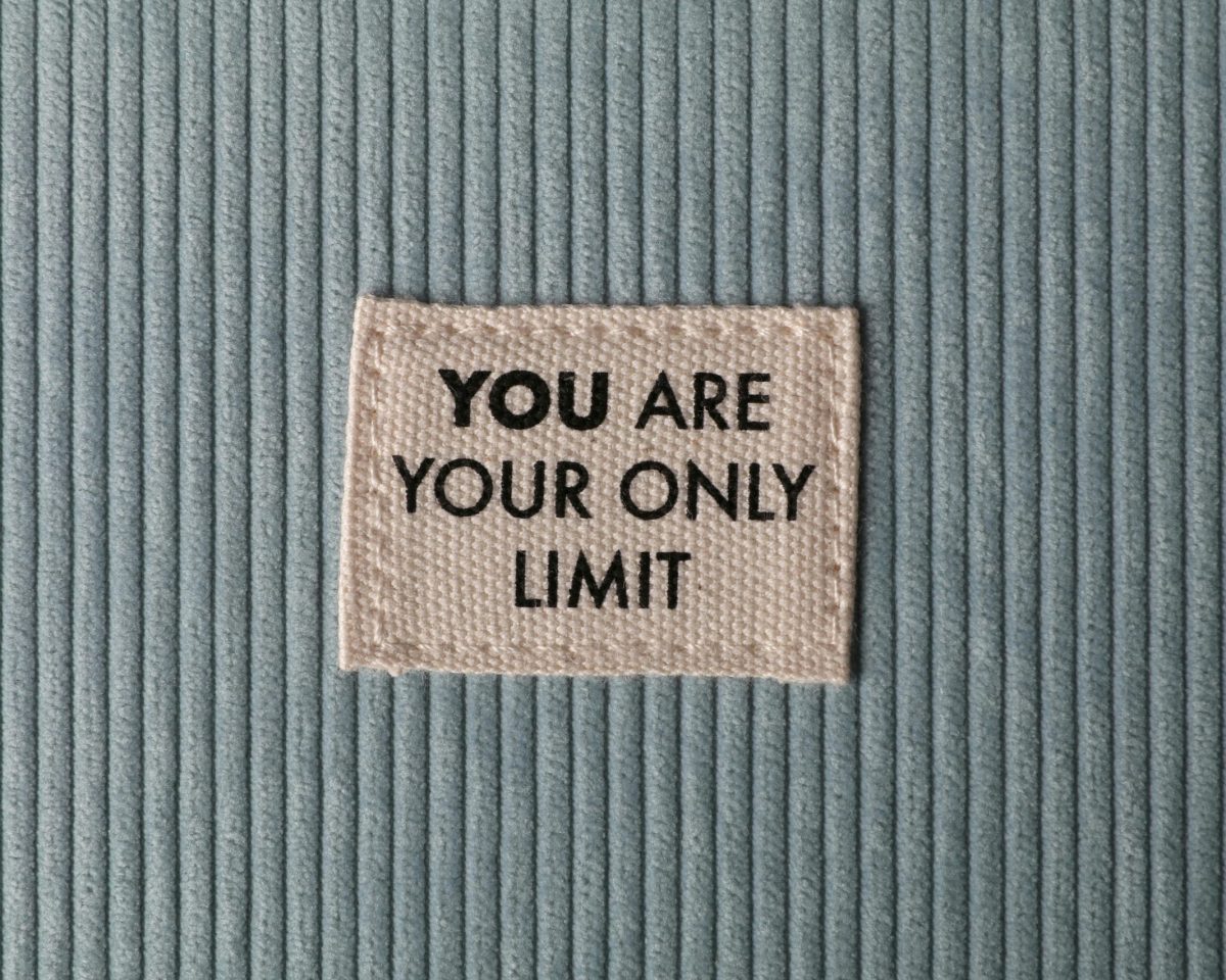 change-habits-success הרגלים חיוביים להתפתחות אישית והעצמה – אדם מתבונן קדימה עם ביטחון עצמי ומוטיבציה